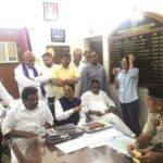 ഖാര്‍ഗെക്കെതിരായ ജാതിയധിക്ഷേപം: എം പിമാർ സ്റ്റേഷനുമുന്നിൽ കുത്തിയിരുന്നു; ഒടുവില്‍ എഫ് ഐ ആര്‍  രജിസ്റ്റര്‍ ചെയ്തു
